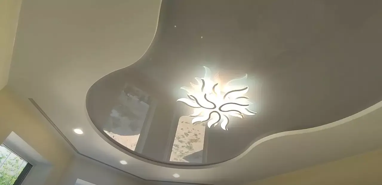 Серый натяжной потолок в гостиную — Орск, Домбаровская улица, 36, фото 2